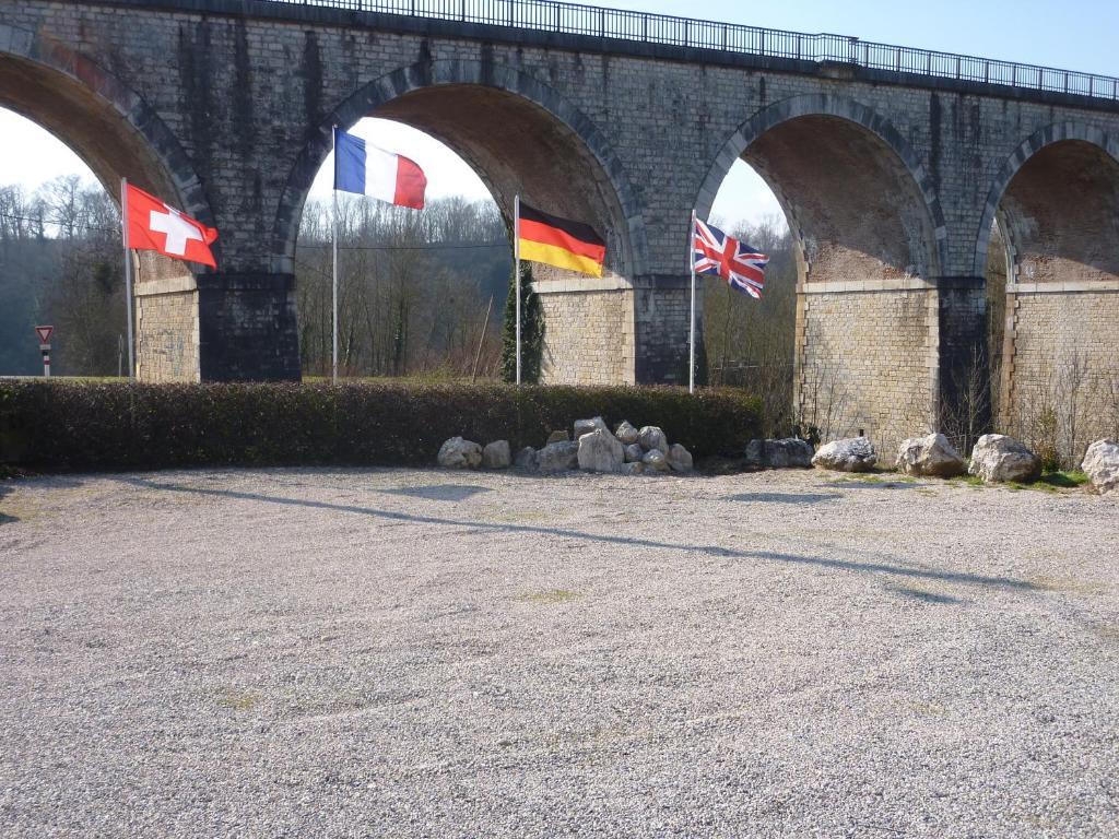 Auberge Du Viaduc Saint-Lattier Экстерьер фото